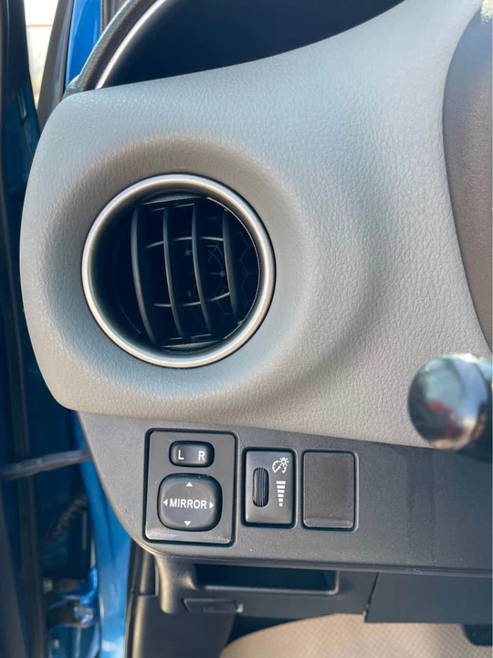 2015 Toyota Yaris - Image 10 of 15