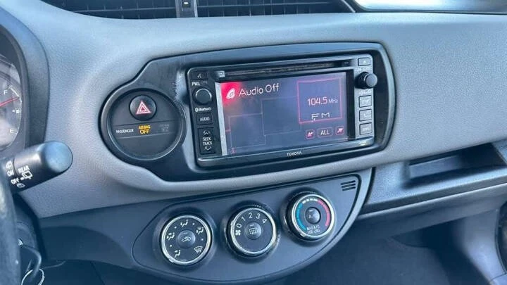 2015 Toyota Yaris - Image 11 of 16