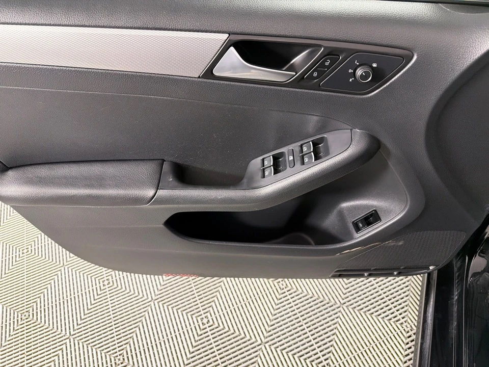2015 Volkswagen A6 Jetta - Image 10 of 21