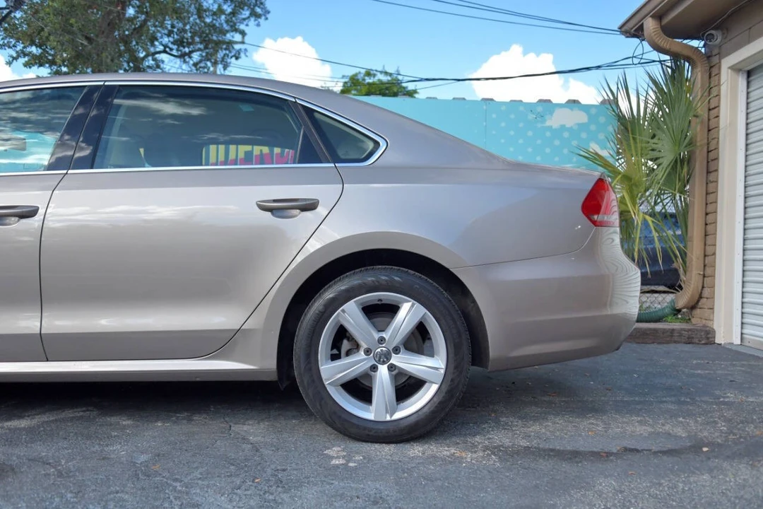2015 Volkswagen Passat - Image 9 of 12