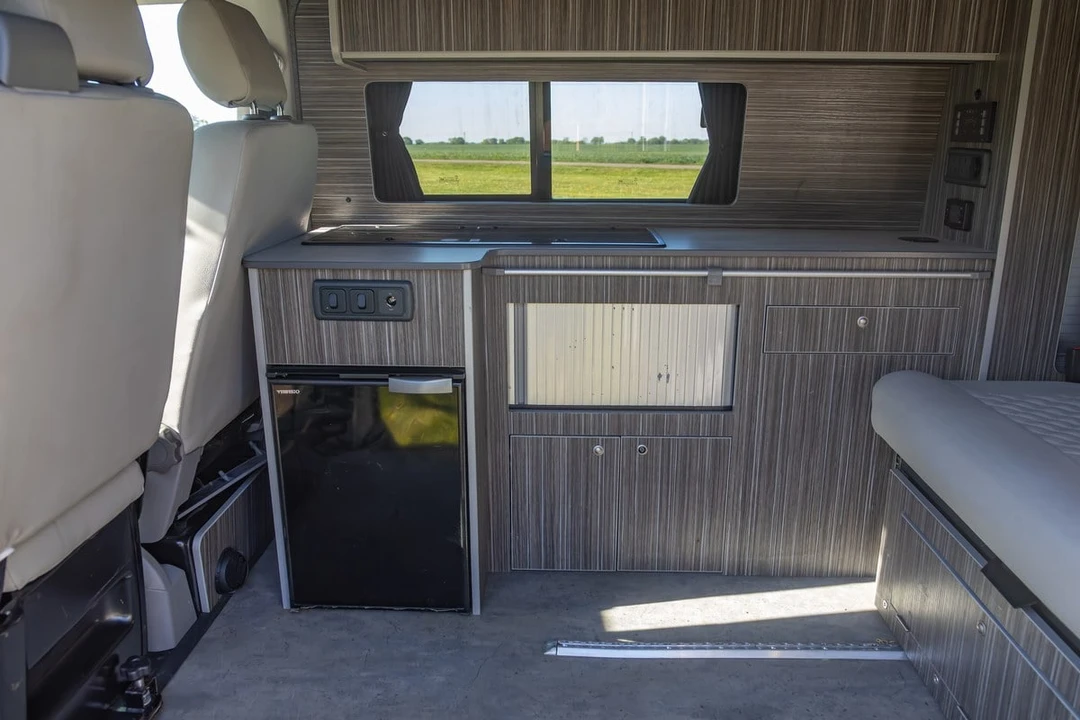 2015 Volkswagen EuroVan - Image 10 of 30