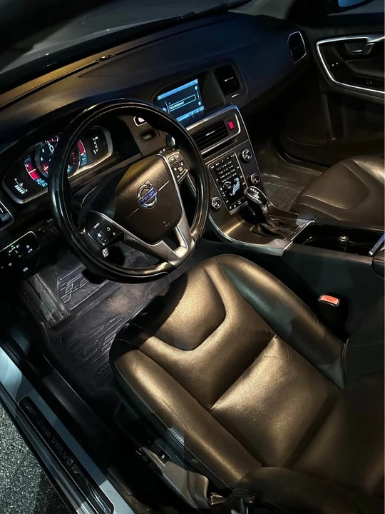 2015 Volvo V60 1st Gen - Image 12 of 14