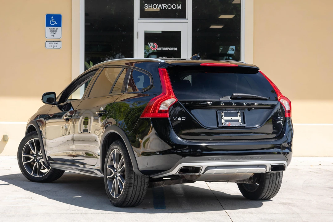 2015 Volvo V60 1st Gen - Image 10 of 31