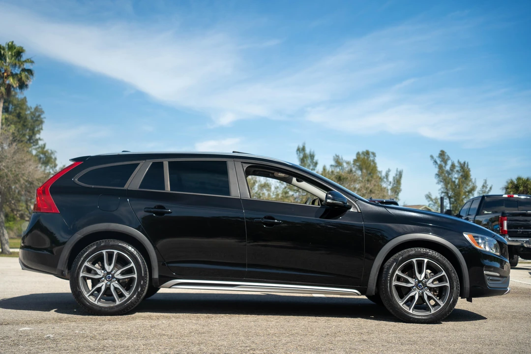 2015 Volvo V60 1st Gen - Image 13 of 31