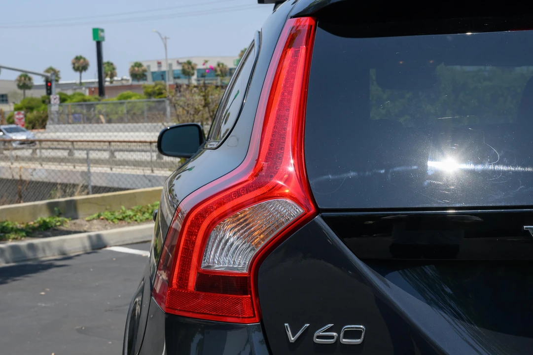 2015 Volvo V60 1st Gen - Image 28 of 31