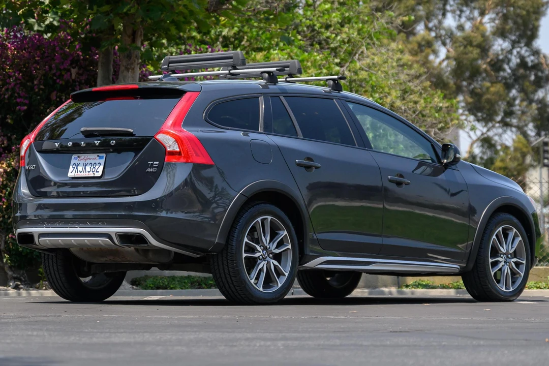 2015 Volvo V60 1st Gen - Image 4 of 31