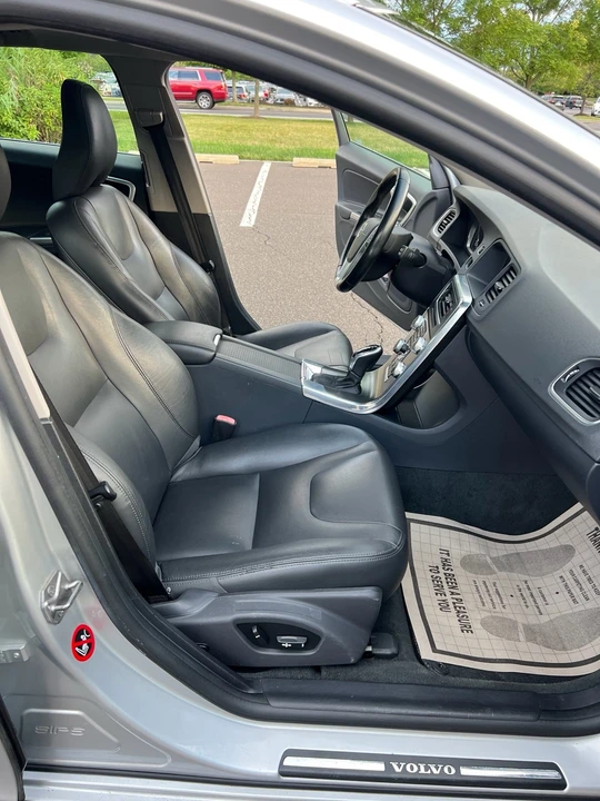2015 Volvo V60 1st Gen - Image 11 of 17