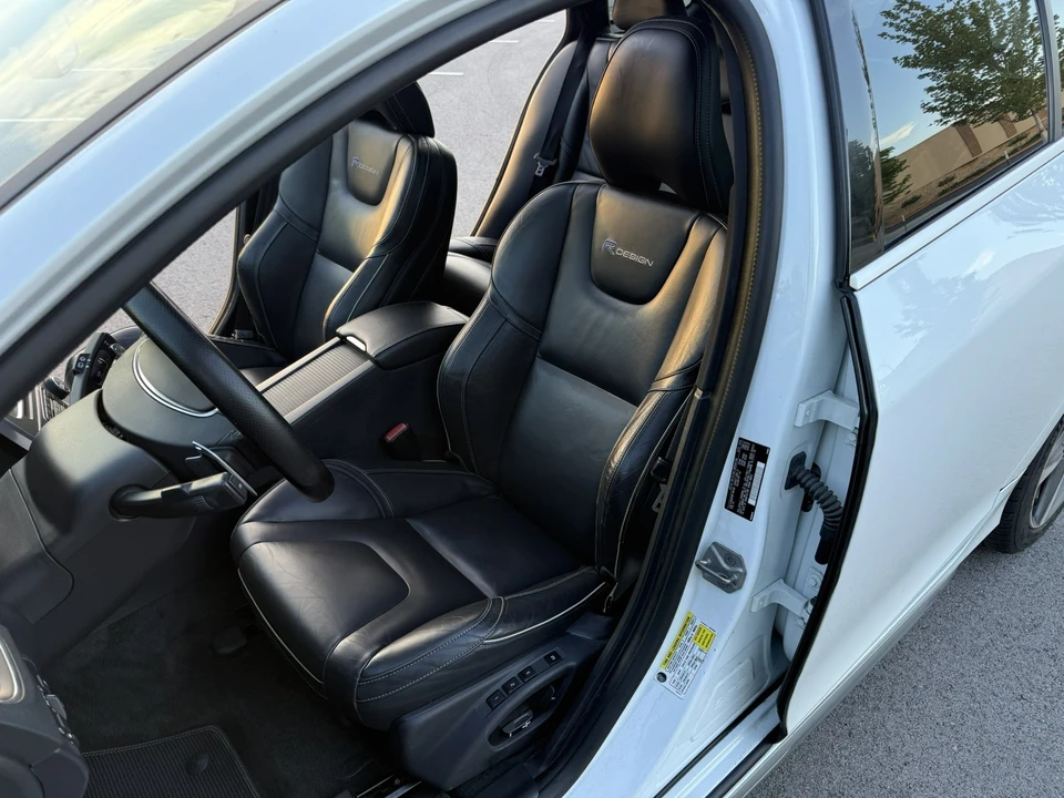 2015 Volvo V60 - Image 23 of 29