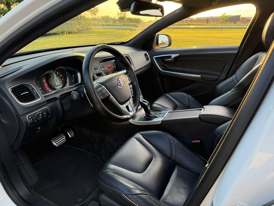 2015 Volvo V60 - Image 22 of 29