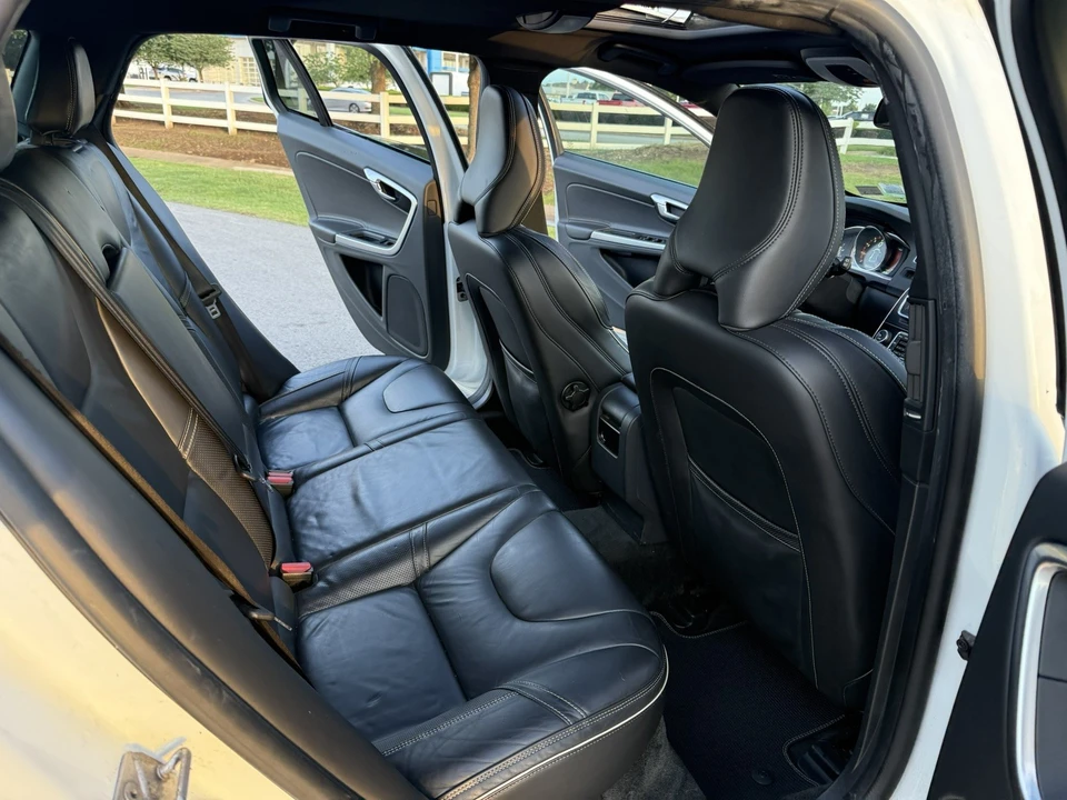 2015 Volvo V60 - Image 25 of 29