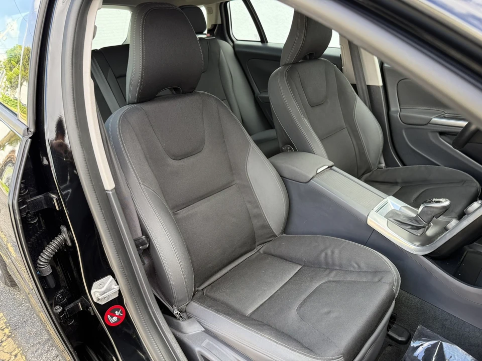 2015 Volvo V60 1st Gen - Image 10 of 17