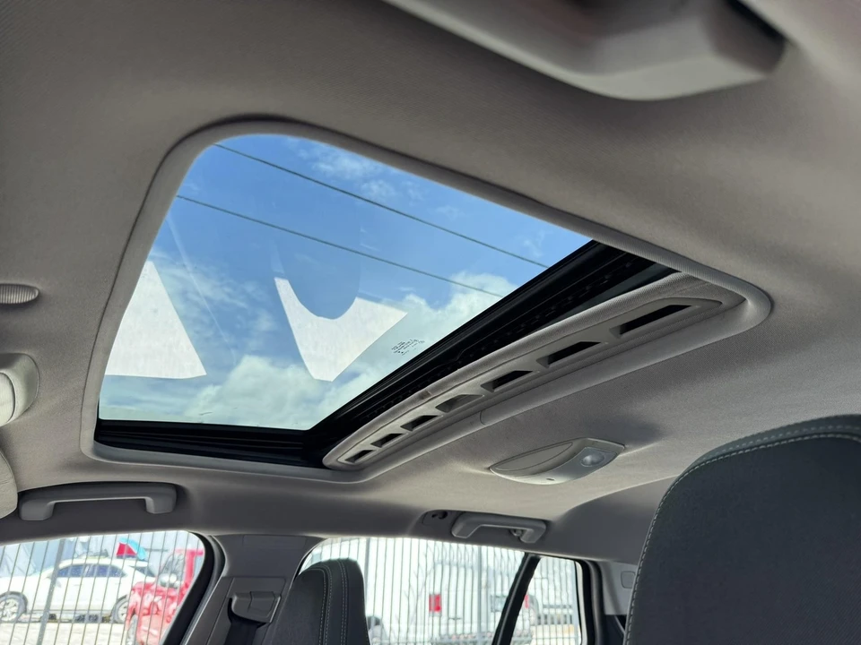 2015 Volvo V60 2nd Gen - Image 13 of 17
