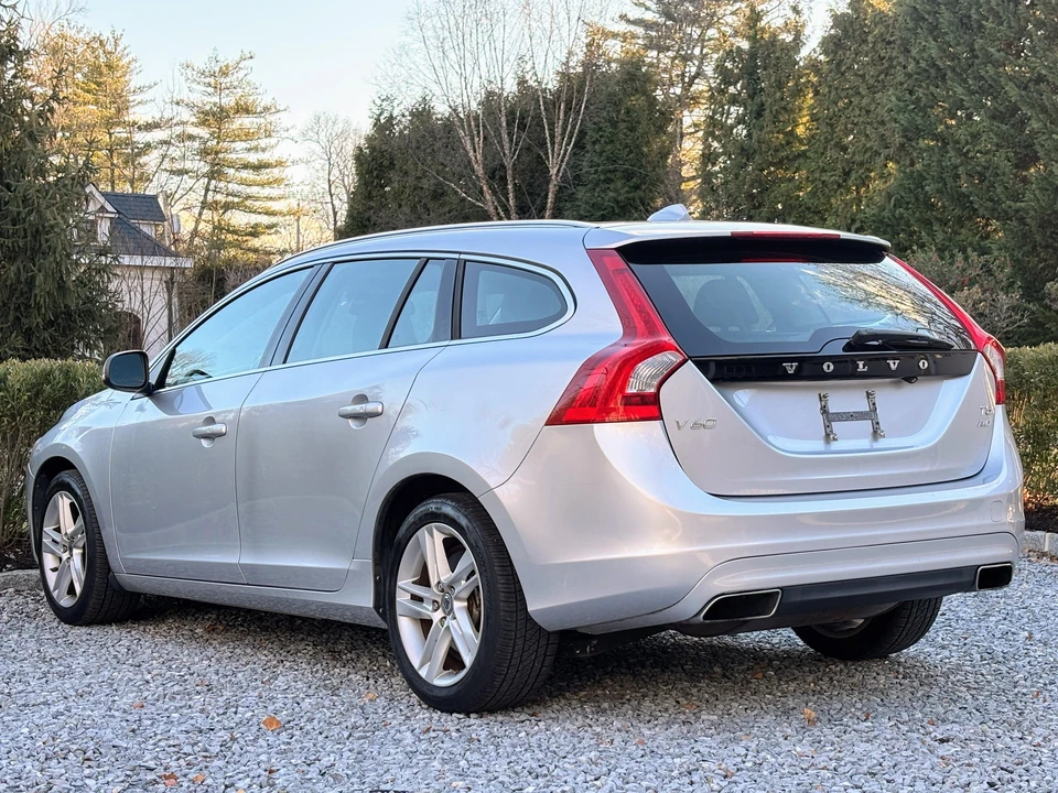 2015 Volvo V60 1st Gen - Image 9 of 25