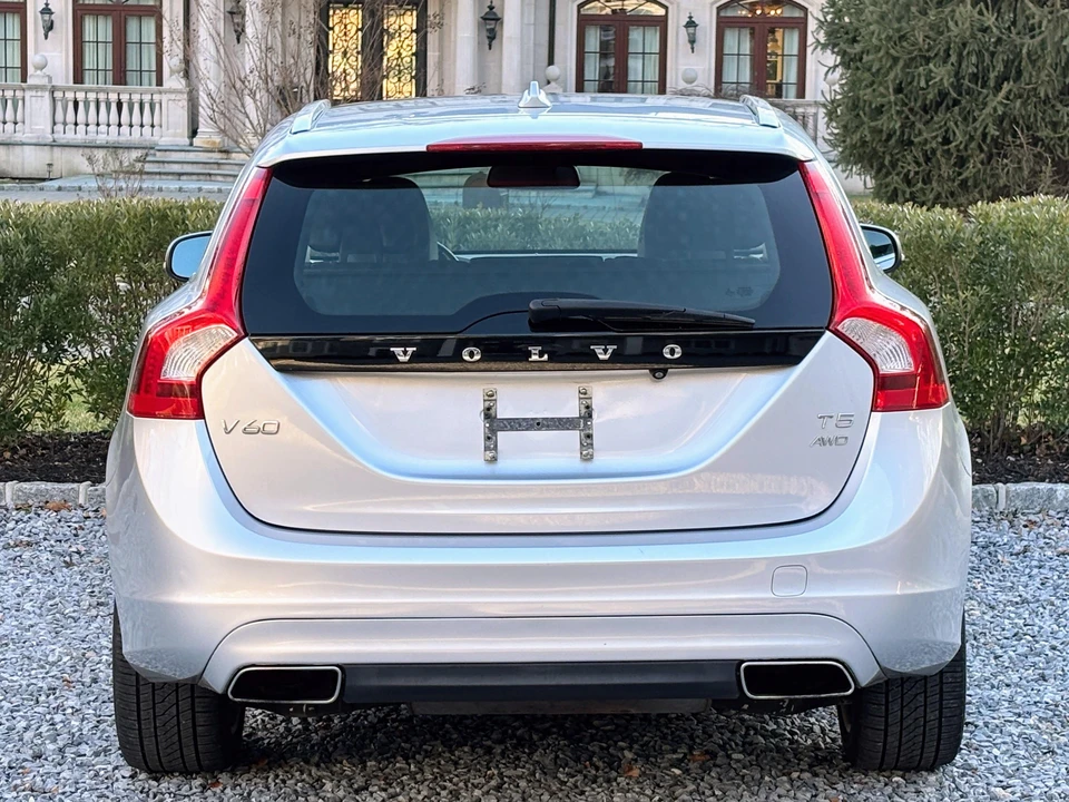 2015 Volvo V60 1st Gen - Image 10 of 25