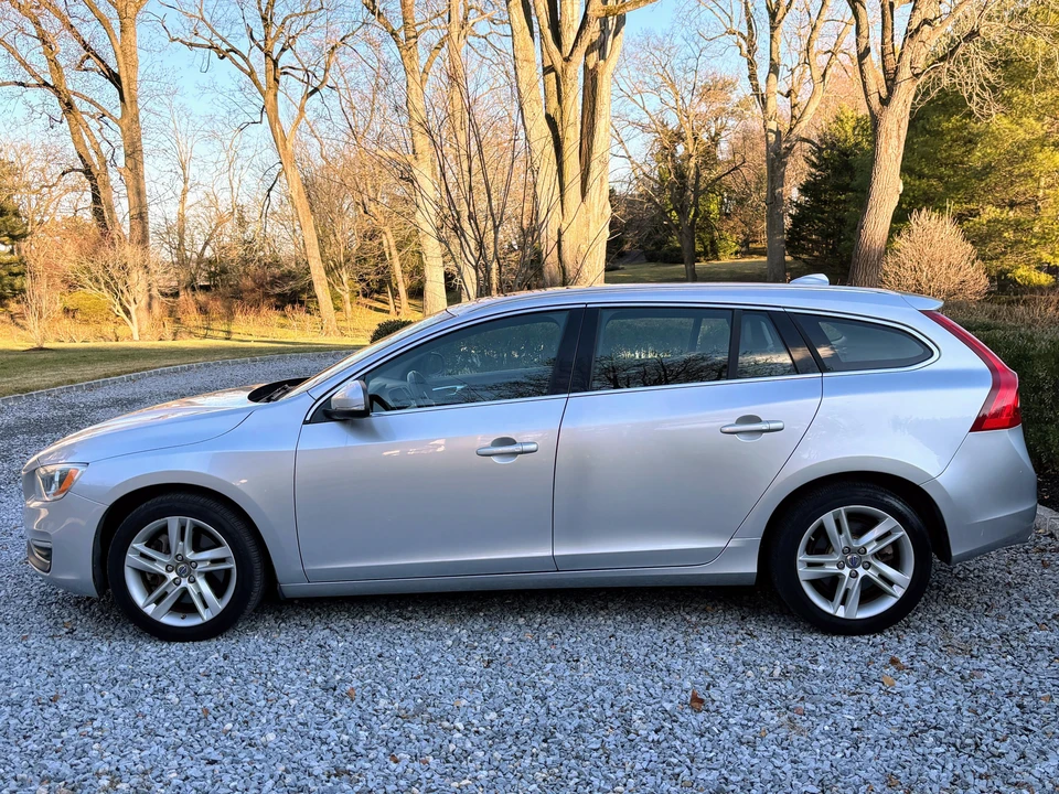 2015 Volvo V60 1st Gen - Image 8 of 25