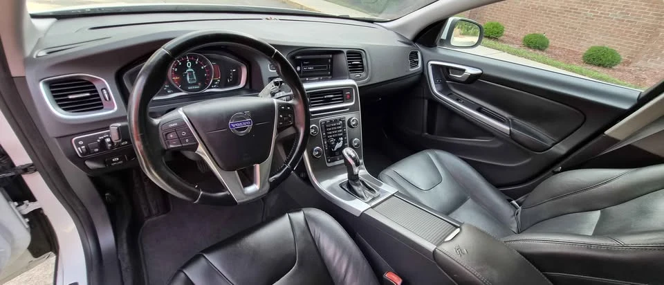 2015 Volvo V60 1st Gen - Image 14 of 20