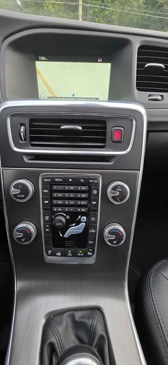 2015 Volvo V60 1st Gen - Image 17 of 18