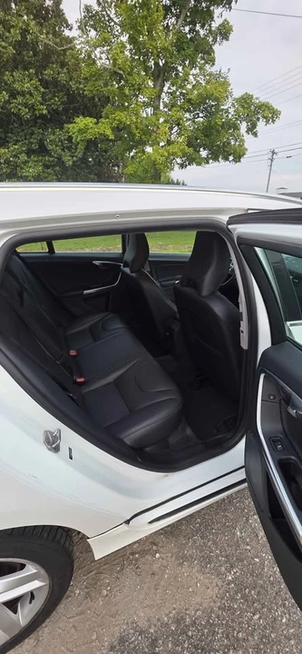 2015 Volvo V60 1st Gen - Image 11 of 18