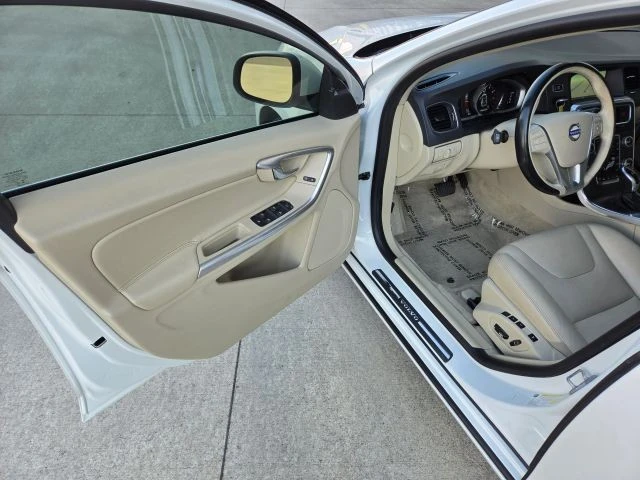 2015 Volvo V60 1st Gen - Image 10 of 31