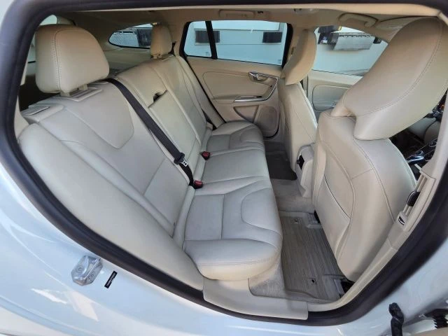 2015 Volvo V60 1st Gen - Image 18 of 31