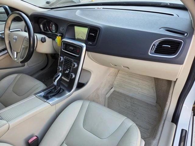 2015 Volvo V60 1st Gen - Image 2 of 31