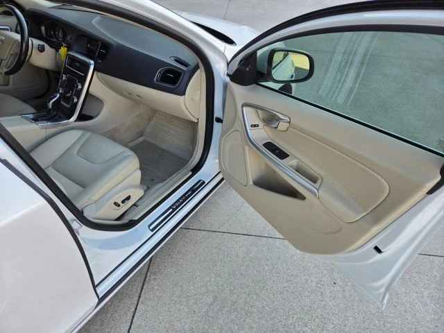2015 Volvo V60 1st Gen - Image 19 of 31