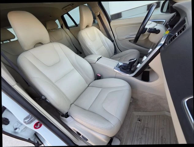 2015 Volvo V60 1st Gen - Image 21 of 31