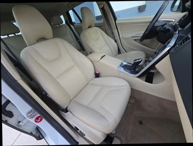 2015 Volvo V60 1st Gen - Image 19 of 21