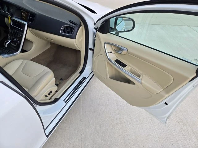 2015 Volvo V60 1st Gen - Image 17 of 21