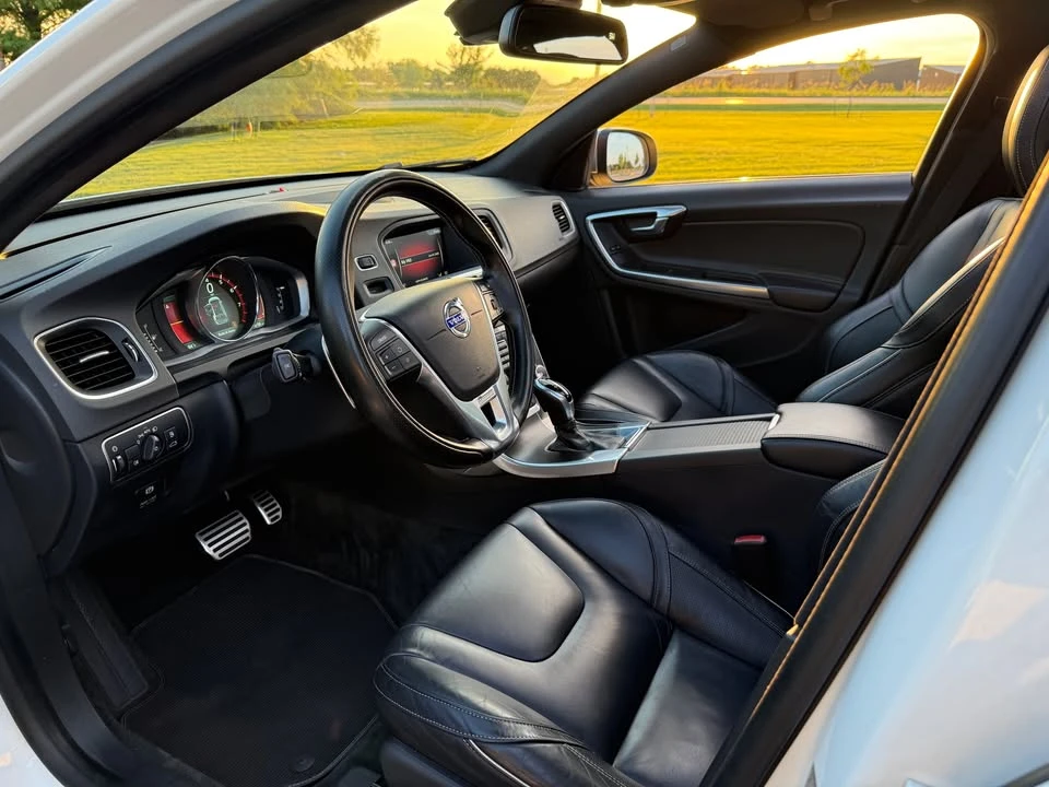 2015 Volvo V60 1st Gen - Image 11 of 20