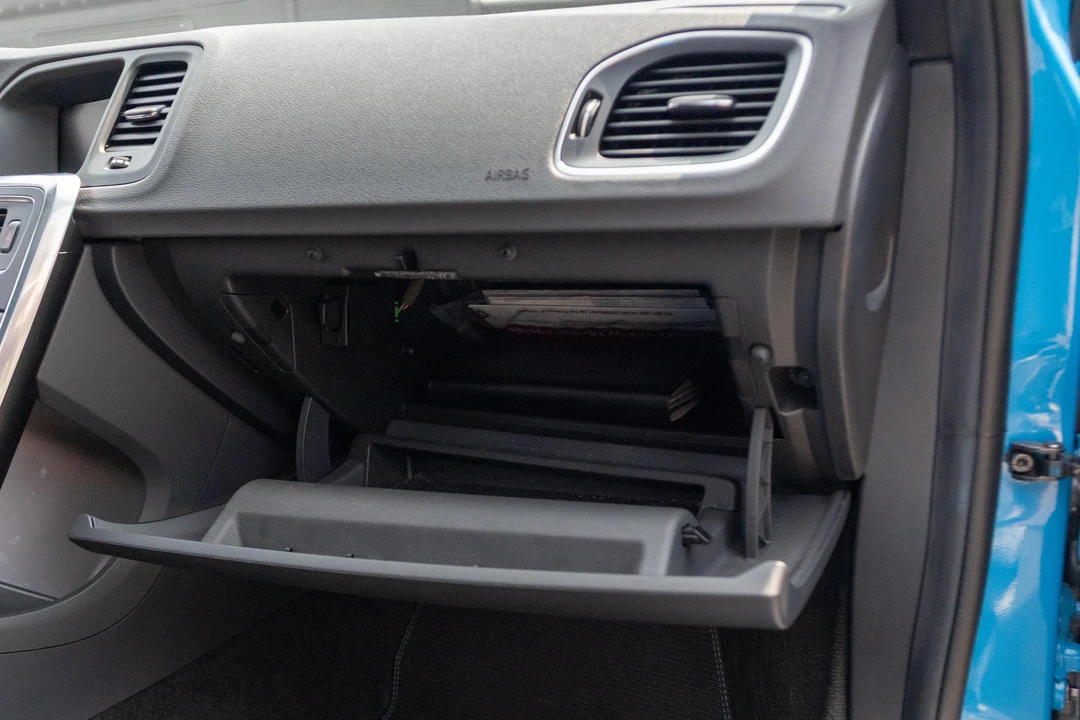 2015 Volvo V60 1st Gen - Image 28 of 31