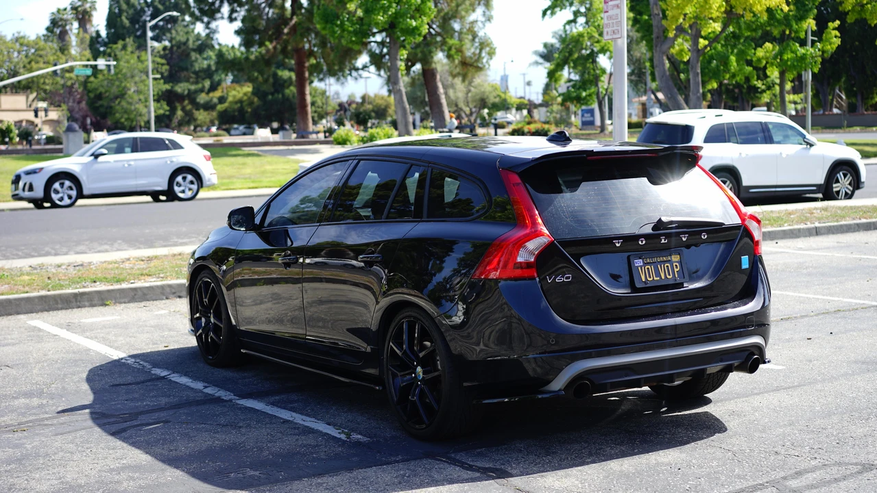 2015 Volvo V60 1st Gen - Image 9 of 31