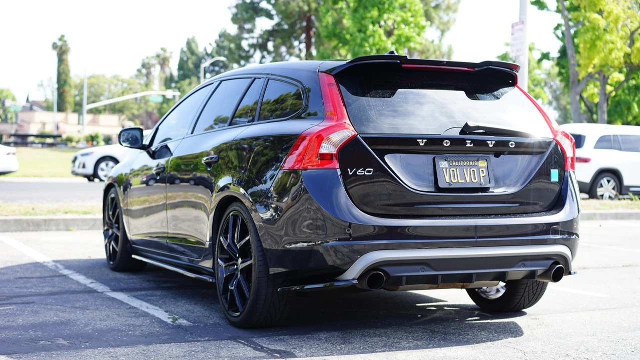 2015 Volvo V60 1st Gen - Image 10 of 31