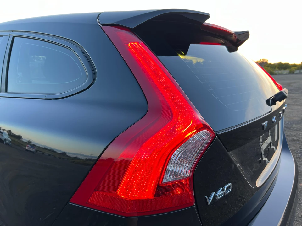 2015 Volvo V60 1st Gen - Image 25 of 31