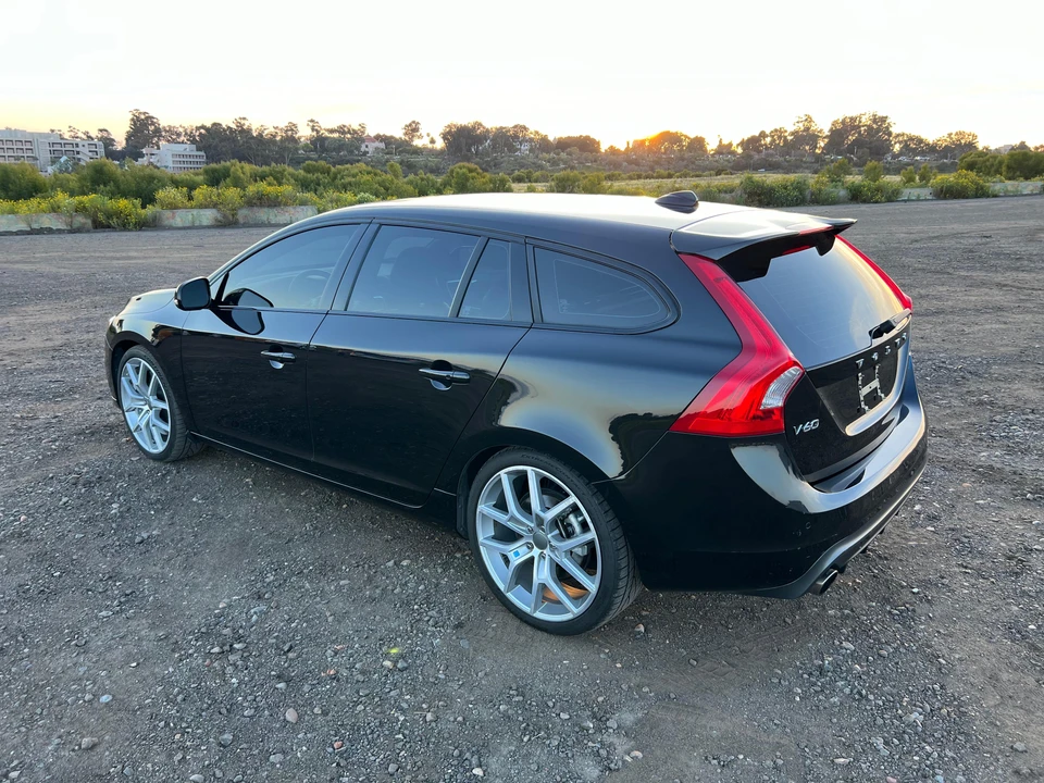 2015 Volvo V60 1st Gen - Image 12 of 31
