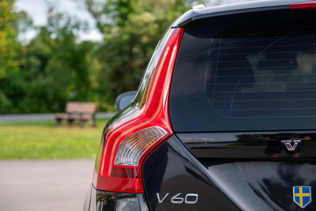 2015 Volvo V60 1st Gen - Image 12 of 31