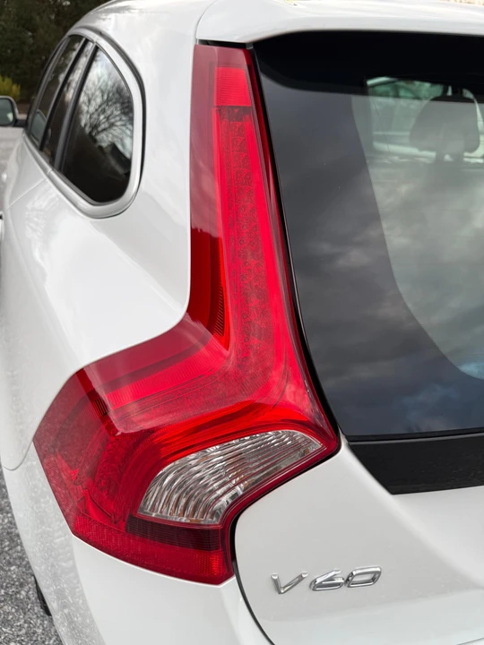 2015 Volvo V60 1st Gen - Image 15 of 31