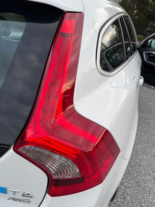 2015 Volvo V60 1st Gen - Image 18 of 31