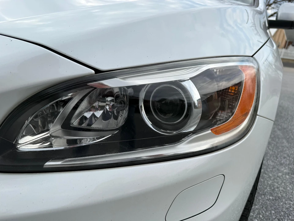2015 Volvo V60 1st Gen - Image 14 of 31