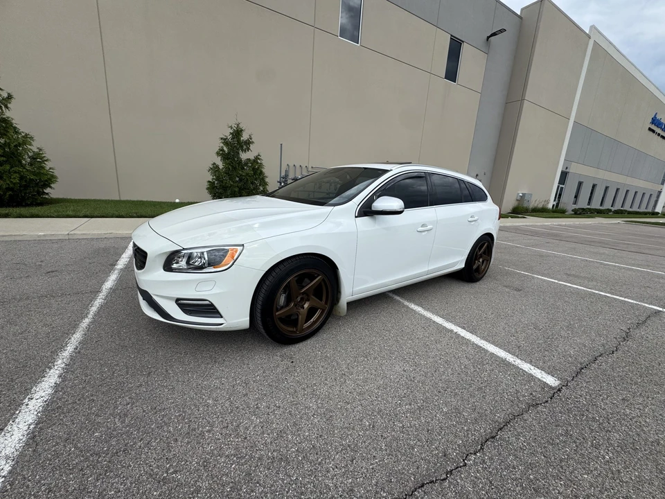 2015 Volvo V60 1st Gen - Image 2 of 31