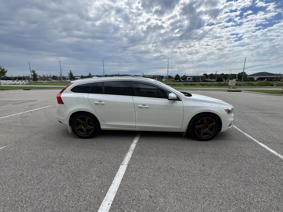 2015 Volvo V60 1st Gen - Image 10 of 31