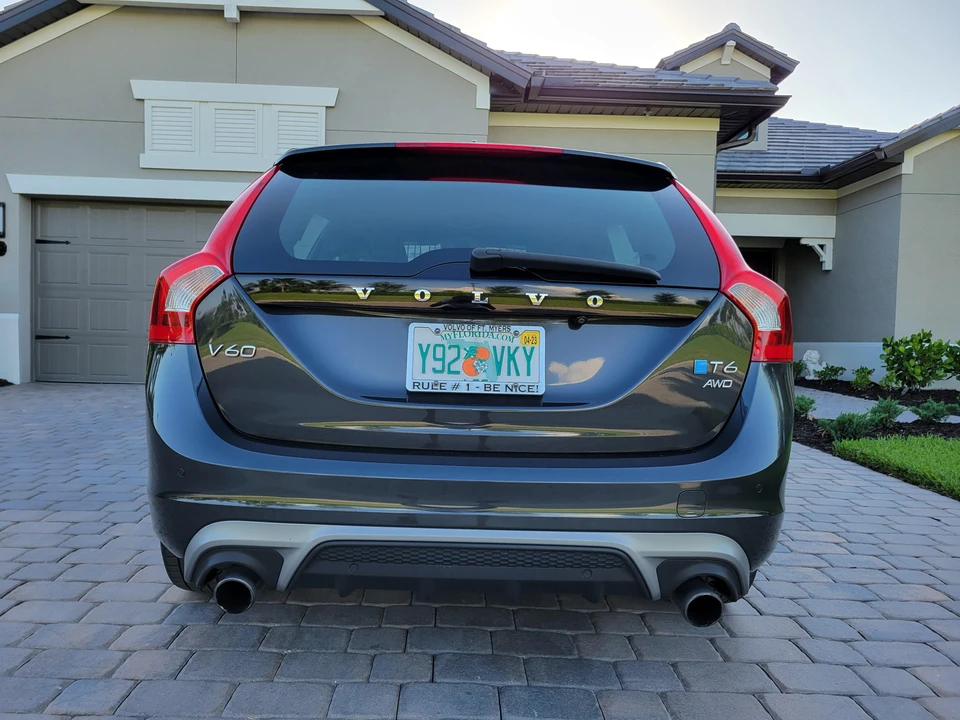 2015 Volvo V60 1st Gen - Image 16 of 31