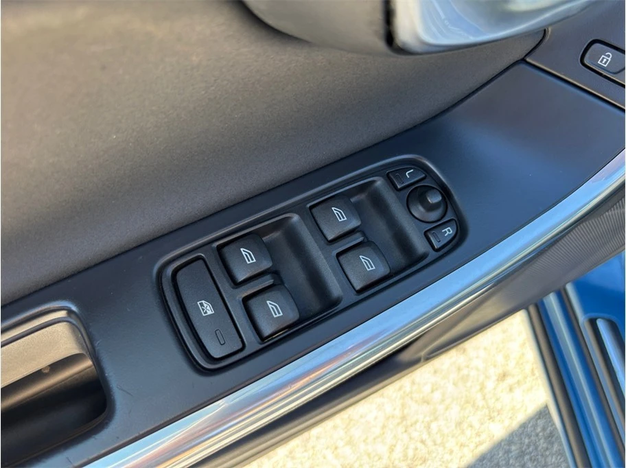 2015 Volvo V60 1st Gen - Image 17 of 21