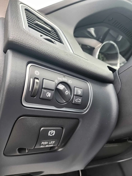 2015 Volvo XC60 1st Gen - Image 16 of 20