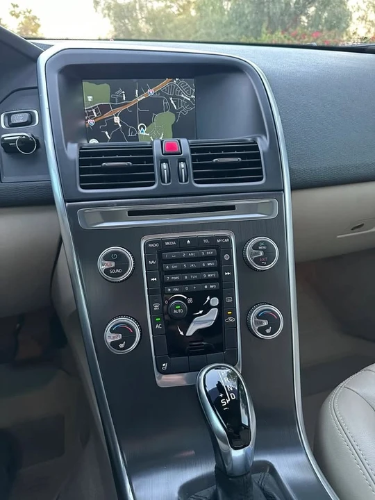 2015 Volvo XC60 1st Gen - Image 12 of 20