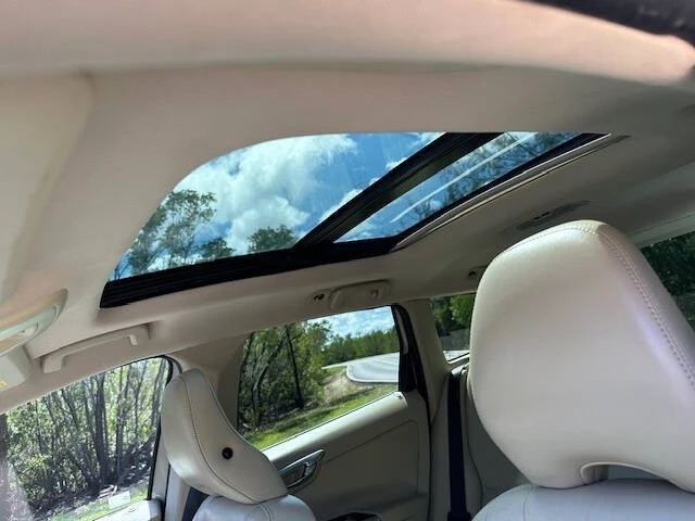 2015 Volvo XC60 1st Gen - Image 19 of 21