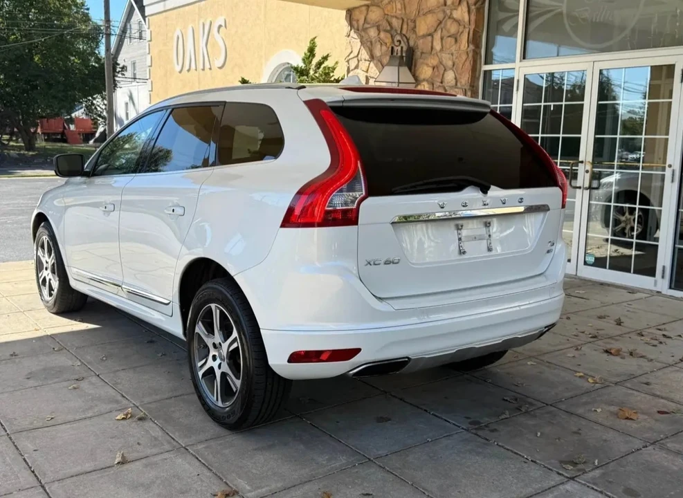 2015 Volvo XC60 1st Gen - Image 2 of 17