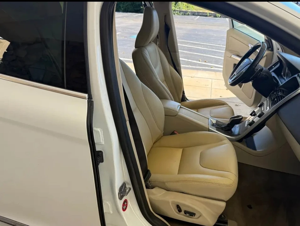 2015 Volvo XC60 1st Gen - Image 9 of 17