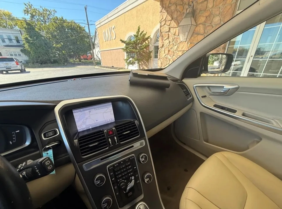 2015 Volvo XC60 1st Gen - Image 14 of 17