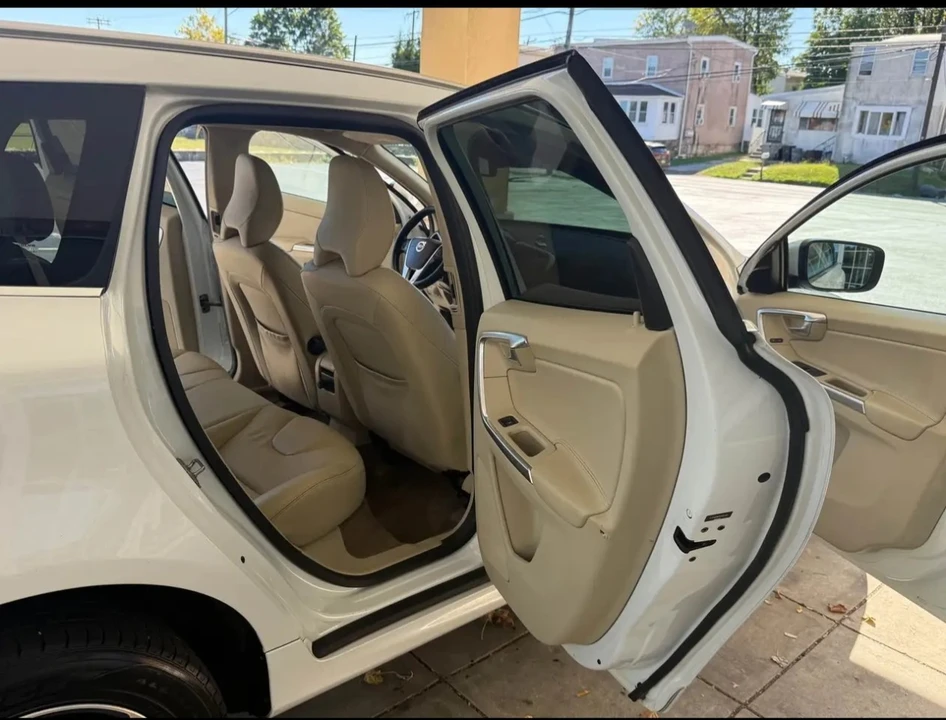 2015 Volvo XC60 1st Gen - Image 16 of 17